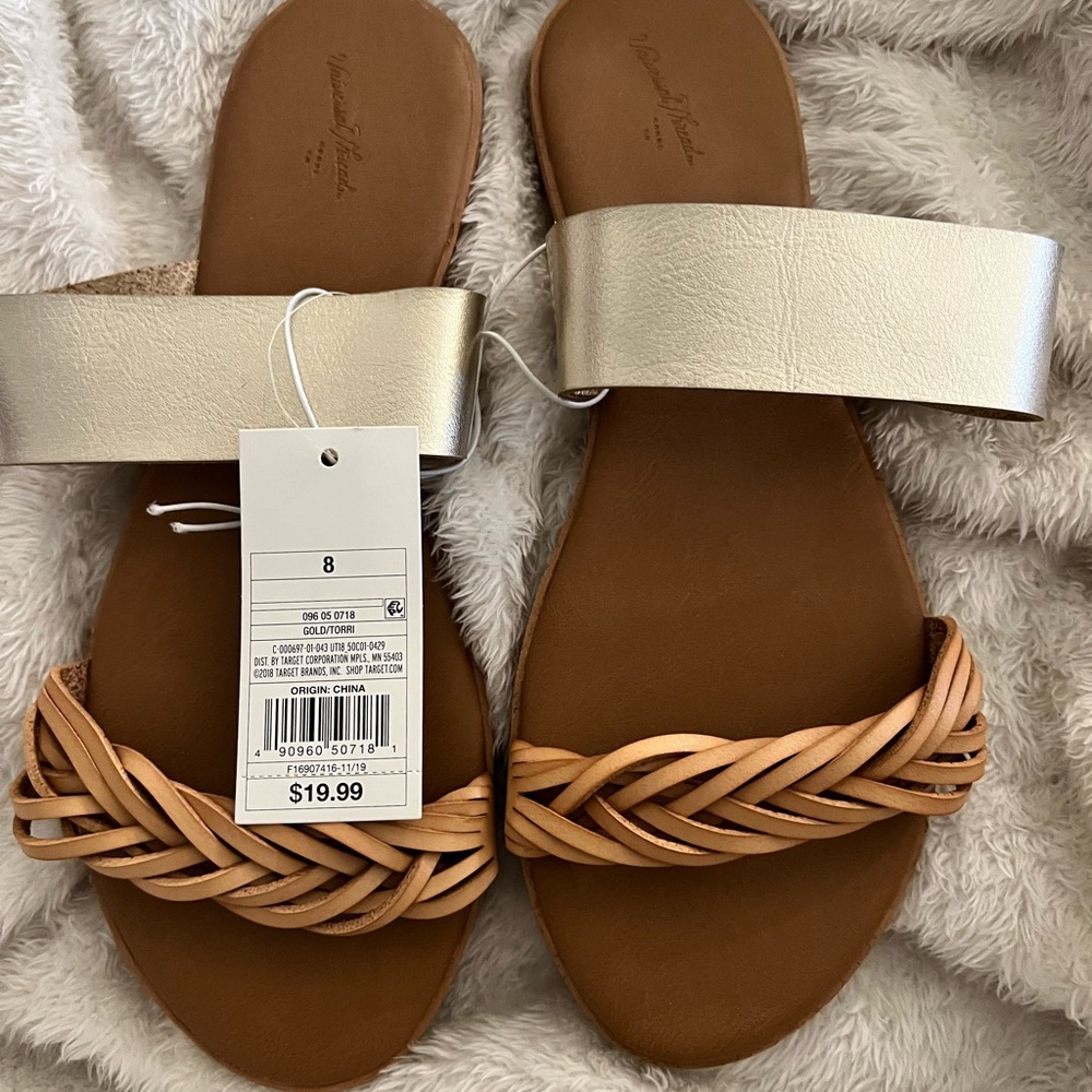 NWT, Universal Threads size 8 sandals